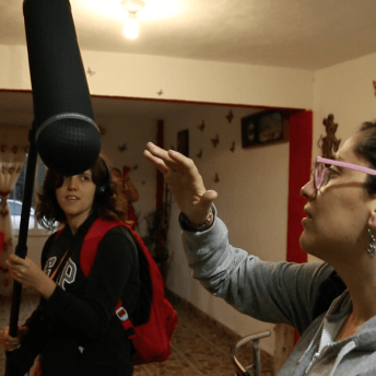 Patricia Balderas, Director of the movie is clapping in front of the boom michrophone held by Claudia Ruiz Capdevielle, Coeditor an sonidist