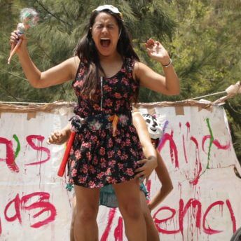 Karen realizes a performance in a public space with the daughters of violence collective.